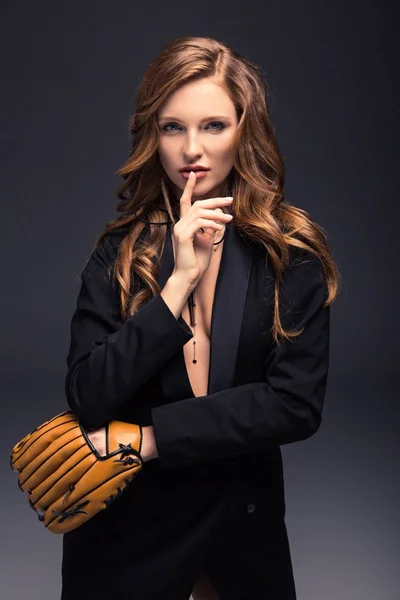 Mujer Seductora Con Guante Béisbol Mostrando Señal Silencio — Foto de Stock