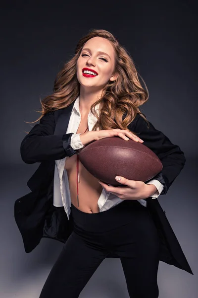 Ευτυχισμένη Γυναίκα Σγουρά Μαλλιά Κρατώντας Αμερικανικό Ποδόσφαιρο Μπάλα — Φωτογραφία Αρχείου
