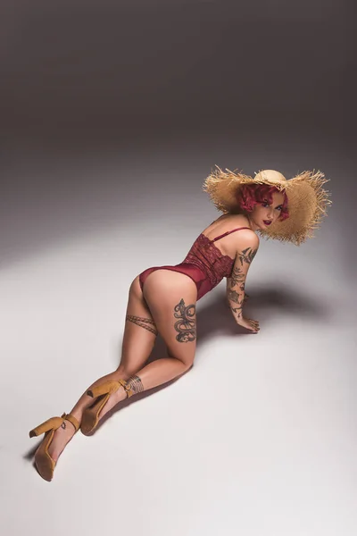 Verleidelijke Tattoed Pin Meisje Lingerie Stro Hoed Poseren Infront Van — Stockfoto