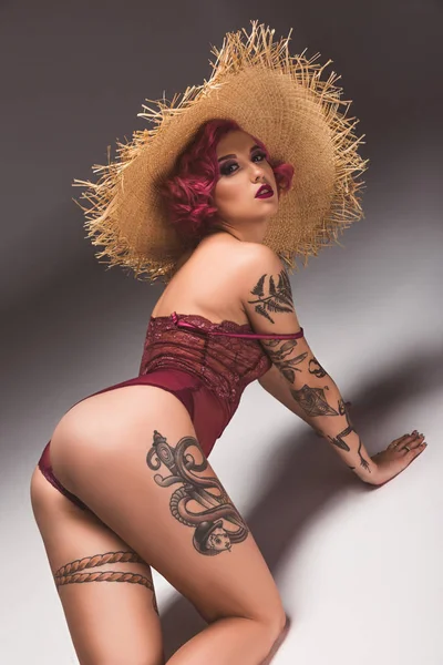 Mooie Tattoed Pin Meisje Lingerie Stro Hoed Poseren Infront Van — Stockfoto