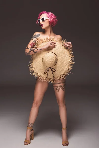 Atractiva Chica Desnuda Pin Gafas Sol Que Cubre Con Sombrero — Foto de Stock