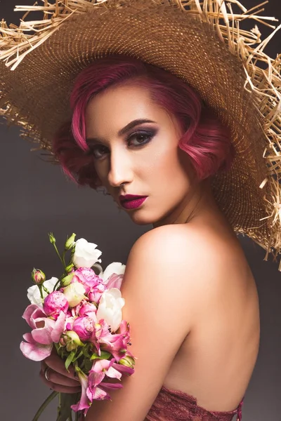 Bonita Chica Pelo Rosa Sombrero Paja Posando Con Flores Delante Imagen De Stock