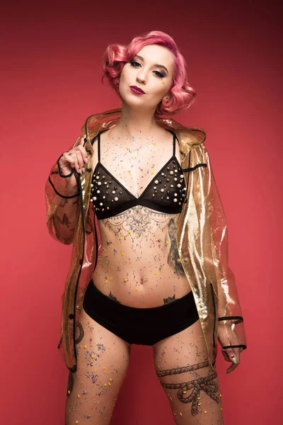 Bonita Chica Rizada Pelo Rosa Con Tatuajes Lencería Impermeable Delante — Foto de Stock
