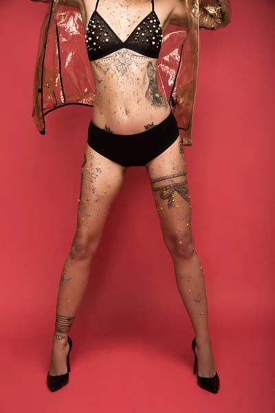 Mujer Con Tatuajes Lencería Impermeable Delante Fondo Rojo —  Fotos de Stock