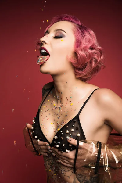 Linda Menina Encaracolado Cabelos Rosa Com Tatuagens Lingerie Frente Fundo — Fotografia de Stock