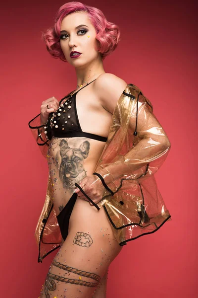 Hermosa Chica Pelo Rosa Con Tatuajes Lencería Impermeable Delante Fondo —  Fotos de Stock