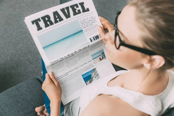 Mujer leyendo el periódico - foto de stock