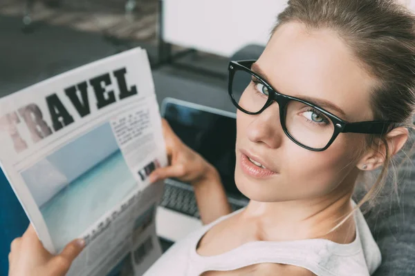 Donna che legge giornale — Foto stock