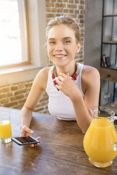 Woman using smartphone — Stock Photo