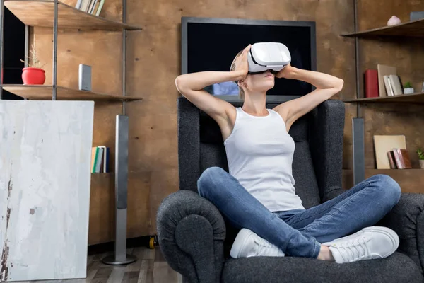Woman using virtual reality headset — Stock Photo