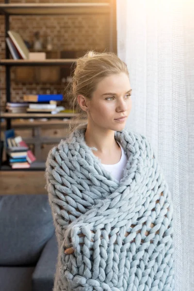 Femme en couverture de laine — Photo de stock