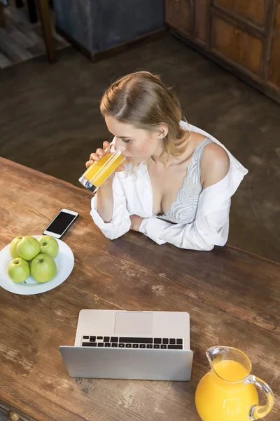 Donna che beve succo — Foto stock