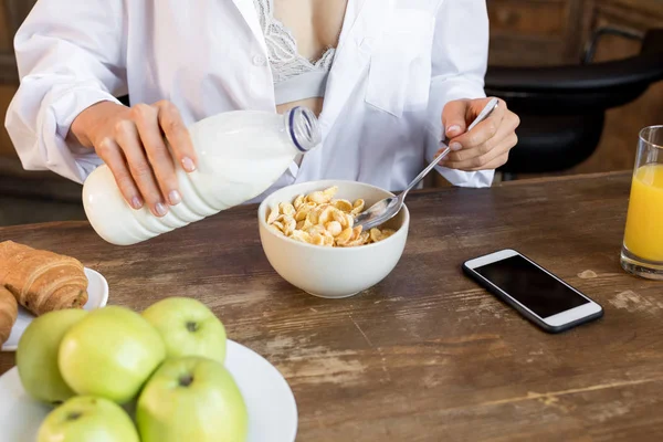 Frau frühstückt in Küche — Stockfoto