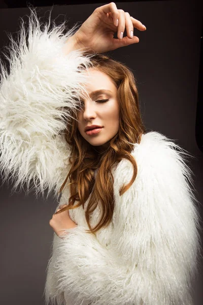 Donna in posa ad occhi chiusi e mano alzata isolata su grigio — Foto stock