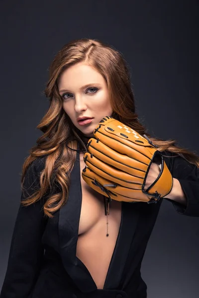 Femme sexy couvrant avec gant de baseball isolé sur gris — Photo de stock
