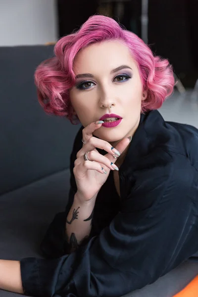 Bonito rosa cabelos pin up menina posando no sofá — Fotografia de Stock