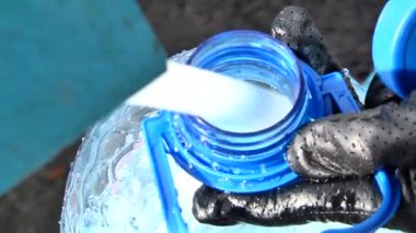 Kız hidrant bir plastik şişe içme suyu dökülen