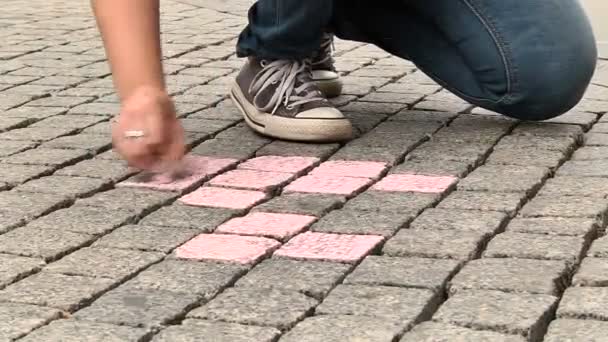 The girl draws with chalk on the pavement — Stock Video