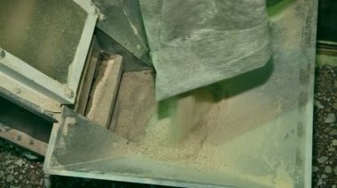 Asansörün içine ezilmiş buğday arz