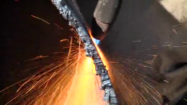 Metalen gas lassen snijmachine — Stockvideo