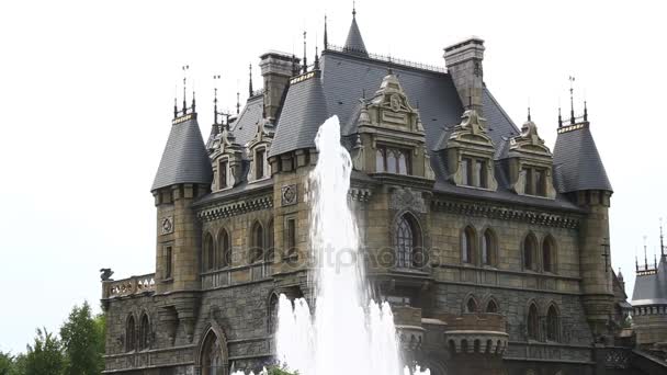 Brunnen auf dem Hintergrund der alten Burg — Stockvideo