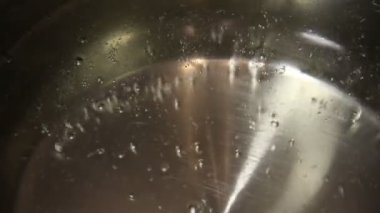 Kaynar su bir tencerede baloncuklar