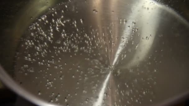 Kaynar su bir tencerede baloncuklar — Stok video