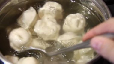 Pan hazırlanıyor köfte karıştırma