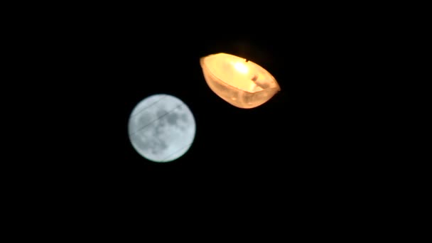 A lua à noite no fundo de uma lâmpada de rua — Vídeo de Stock