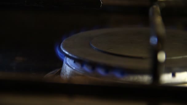 Brinnande gas i brännare gas spis närbild — Stockvideo