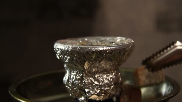 뜨거운 석탄에 물 담 뱃 대에 배치 — 비디오