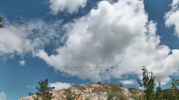 Timelapse σύννεφα πάνω από τα βουνά — Αρχείο Βίντεο