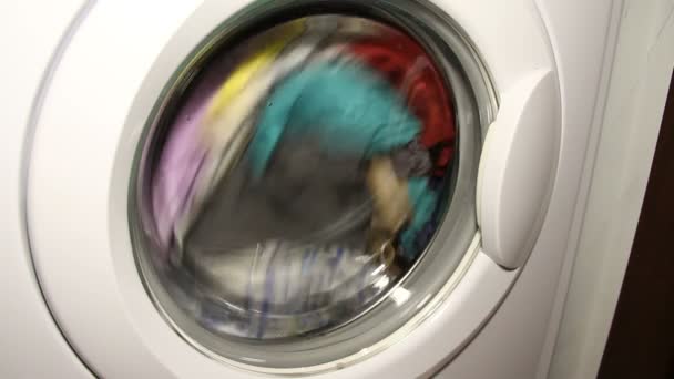 Lavagem de roupa interior na máquina de lavar roupa — Vídeo de Stock