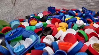 Şişe geri dönüşüm için hazır gelen plastik kapaklar