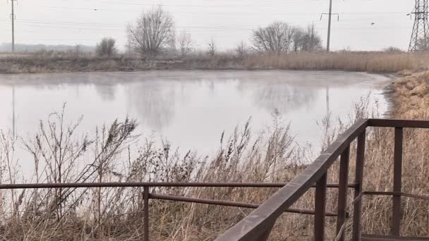 Verdamping van het afvalwater op het meer — Stockvideo