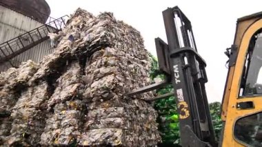 Forklift haddelenmiş plastik şişe ile yığın kaldırır