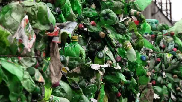 Sıkıştırılmış plastik şişe geri dönüşüm için hazırlanan yığınları — Stok video