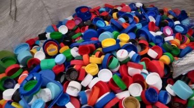Şişe geri dönüşüm için hazır gelen plastik kapaklar