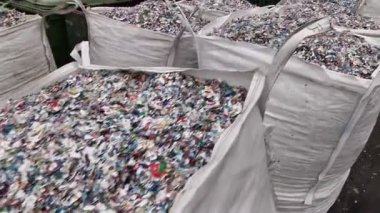 Ezilmiş plastik şişe geri dönüşüm için hazırlanan çanta içinde