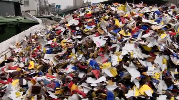 Garrafas de plástico trituradas no saco preparado para reciclagem — Vídeo de Stock