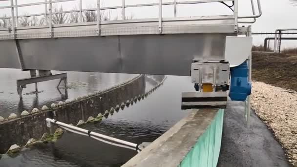 Tratamiento de aguas residuales en plantas de tratamiento de aguas residuales — Vídeos de Stock