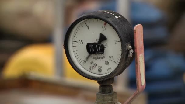 O medidor de pressão no tubo de gás — Vídeo de Stock