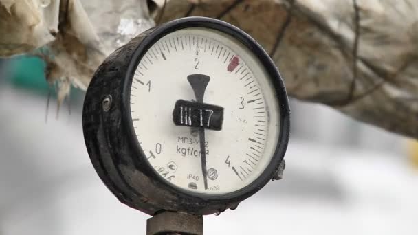 The pressure gauge on the gas pipe — Stock Video