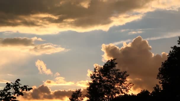 Облака на закате времени круги — стоковое видео