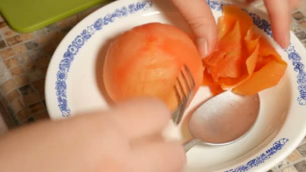 Quitar la cáscara del tomate — Vídeo de stock