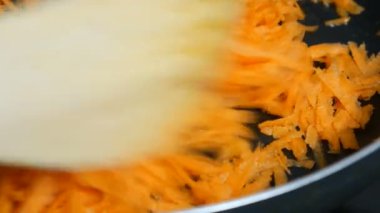 Tavada kızartma süre karıştırma rendelenmiş havuç