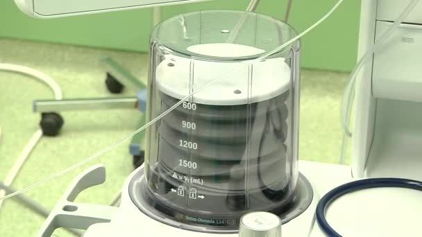 컴퓨터 가 응급실에서 의료용 인공호흡기를 제어하다. — 비디오