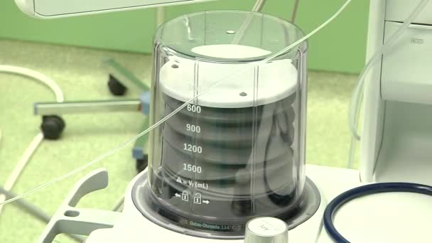 Computer gestuurde medische ventilator machine in de eerste hulp. — Stockvideo