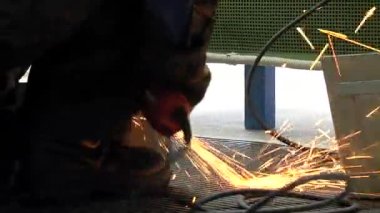 Ortaçağ zırhı cilalayan erkek metal işçisi.