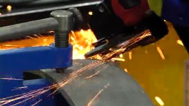 Ortaçağ zırhı cilalayan erkek metal işçisi.